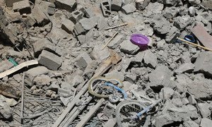 Un vélo d'enfant au milieu des décombres d'une maison détruite dans la capitale du Yémen, Sana'a. (archive)