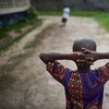 在塞拉利昂，男孩们在联合国儿童基金会协助运营的非政府组织踢足球，该组织为感染艾艾滋病的儿童或受其影响的儿童提供服务。 图片：儿基会/Phelps