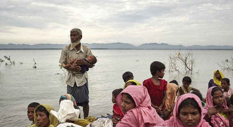 Grupo de refugiados rohinyas tras cruzar el rio Naf, entre Myanmar y Banglades.
