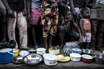 Des familles congolaises déplacées de la province du Kasai font la queue pour obtenir de la nourriture dans les locaux d'une ancienne clinique de ville d'Idiofa, après avoir fui la violence près de leurs villages.