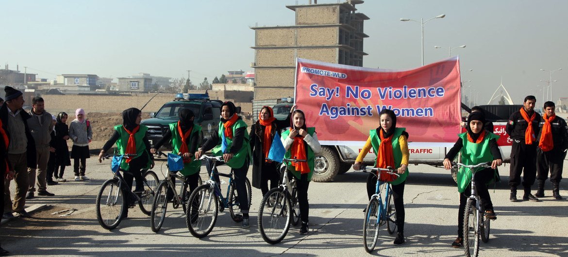 Une balade à vélo soutenue par l'ONU pour aider à mettre fin à la violence contre les femmes à Mazar-i-Sharif, au Pakistan.
