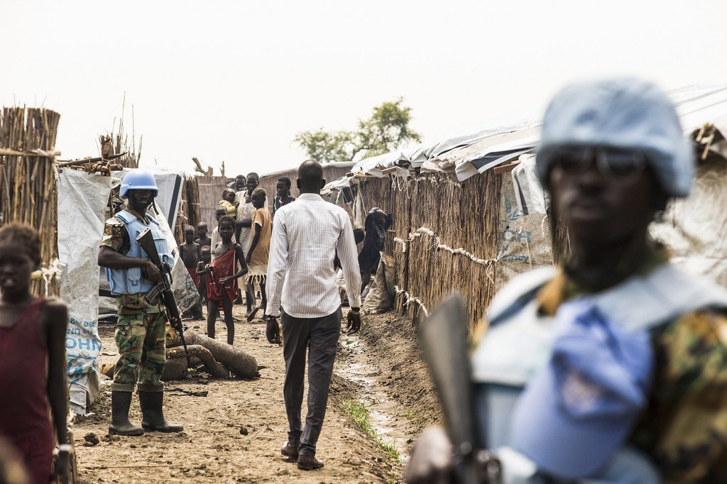 联合国南苏丹特派团对位于南苏丹团结州首府班提乌（Bentiu）的平民保护点进行巡逻。