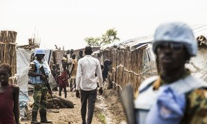Des Casques bleus assurent la sécurité sur le site de protection des civils à Bentiu, au Soudan du Sud.