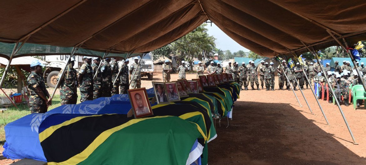 Cérémonie à Beni, en RDC, rendant hommage aux Casques bleus tués dans l'attaque d'une base de la Mission de l'ONU à Semuliki. Photo MONUSCO/Alain Coulibaly