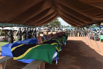 Cérémonie à Beni, en RDC, rendant hommage aux Casques bleus tués dans l'attaque d'une base de la Mission de l'ONU à Semuliki. Photo MONUSCO/Alain Coulibaly