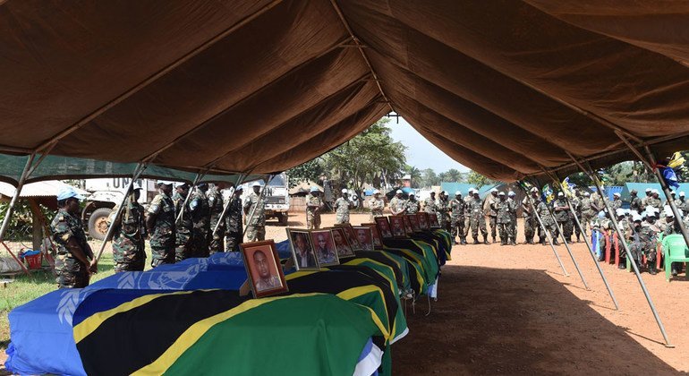 Una ceremonia en Beni, la República Democrática del Congo, en homenaje a catorce efectivos de paz que fueron ejecutados durante un ataque a la base de la misión de la ONU en Semuliki. 