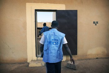 Un expert des droits de l'homme de la Mission des Nations Unies au Mali (MINUSMA) rend visite à la prison de Sevare pour surveiller la situation des droits de l'homme. Photo MINUSMA/Sylvain Liechti