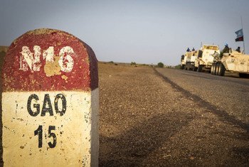 Un convoi de Casques bleus sur une route vers Gao, dans le nord-est du Mali. Photo MINUSMA/Harandane Dicko
