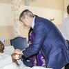 联合国负责维和事务的副秘书长拉克鲁瓦在纳卡塞罗医院慰问遇袭的坦桑尼亚籍 “蓝盔”维和人员。联合国恩德培区域服务中心图片/Sunil Thapa