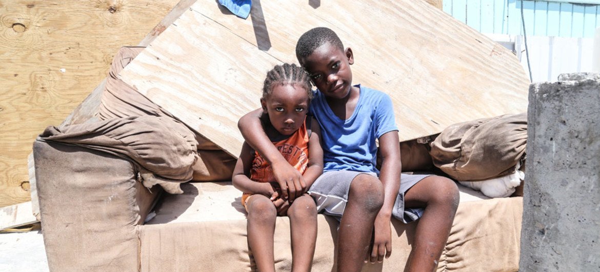  Дети на острове Тёркс и Кайкос, пострадавшего от урагана Ирма  