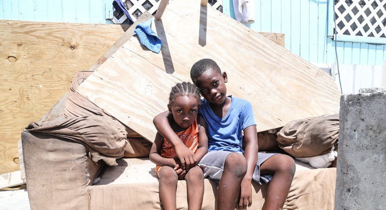 Dos hermanos sentados en lo que queda de su casa, que fue severamente dañana por el huracán Irma en Grand Turks, en las islas de Turcos y Caicos. 
