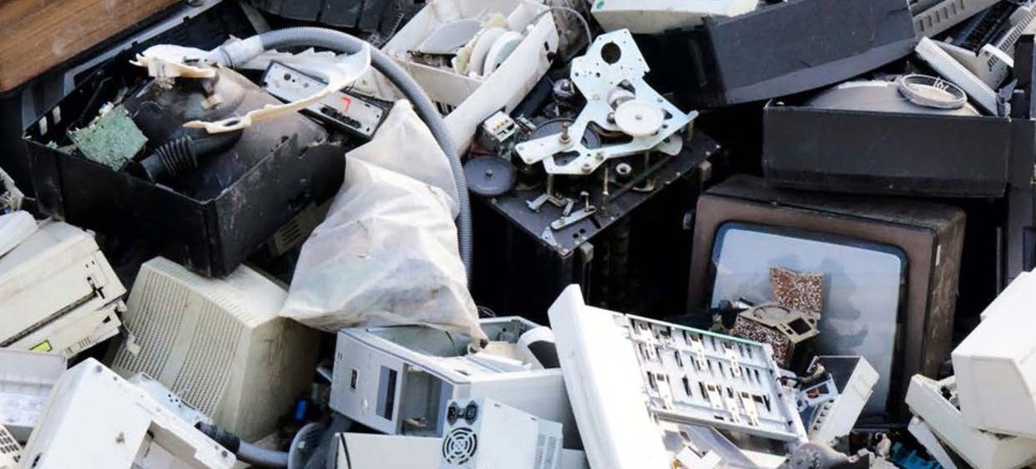 Muchos de los desperdicios electrónicos de tecnologías antiguas aún no han sido procesados o reciclados. 