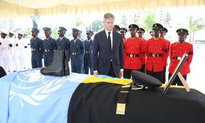 Le Secrétaire général adjoint des Nations Unies aux opérations de maintien de la paix, Jean-Pierre Lacroix, lors d'une cérémonie à Dar es Salaam, en Tanzanie, en hommage aux Casques bleus tués en RDC. Photo/UNIC Dar es Salaam