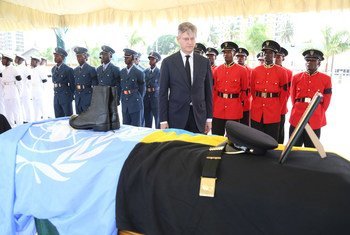 El responsable de las operaciones de mantenimiento de la paz, Jean-Pierre Lacroix, participa en la ceremonia en Dar es Salaam Tanzania para despedir a los 14 cascos azules de la ONU que murieron en un ataque la República Democrática del Congo. 