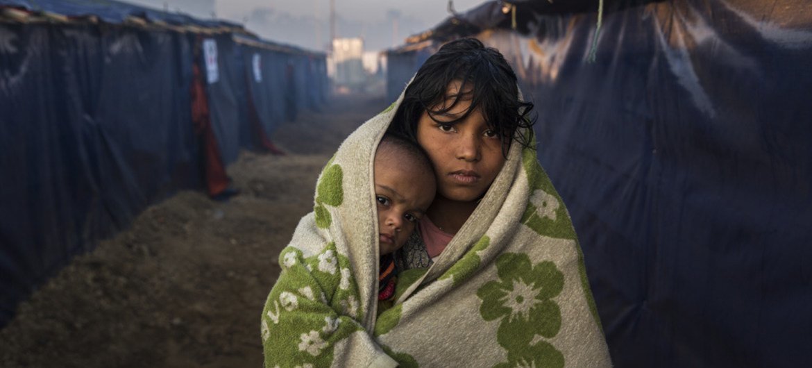 لاجئة روهينجية بصحبة طفلة في مخيم كوتابالونغ للاجئين في بنغلاديش.