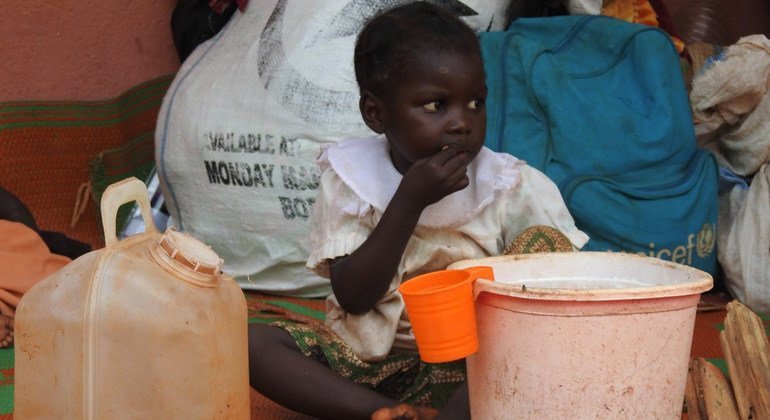 Un enfant centrafricain mange de la nourriture distribuée par des travaileurs humanitaires dans la province de Mbomou, en RCA (archive)