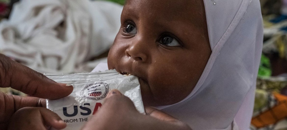 Bangui, République centrafricaine : Douyassi Magnificat, 2 ans, est nourrie à partir d'un pack d'aliments thérapeutiques prêts à l'emploi (RUTF) dans l'hôpital pédiatrique de la ville.