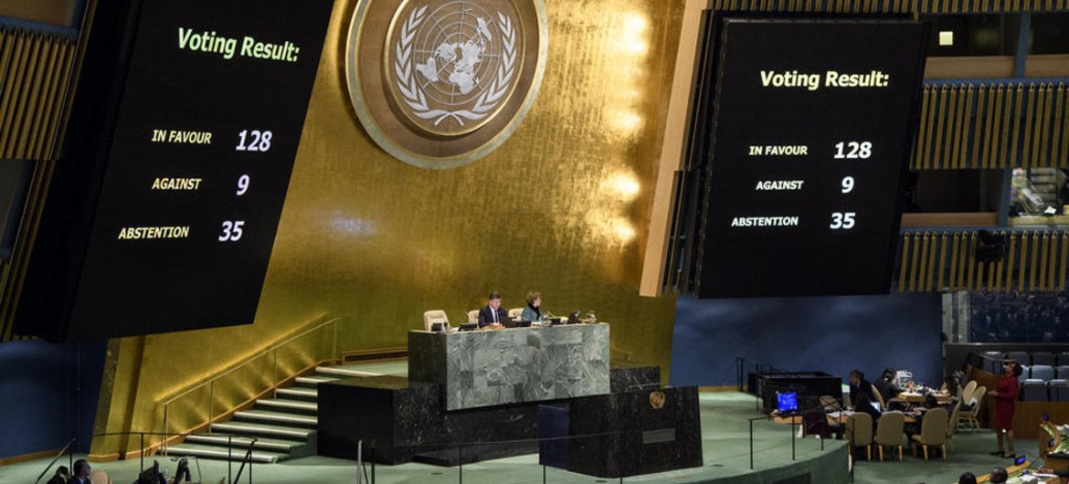 Les écrans de la salle de l'Assemblée générale indique le résultat du vote final concernant la résolution sur le statut de Jérusalem, lors de la reprise de la 10e Session extraordinaire d'urgence sur les actions illégales d'Israël à Jérusalem-Est occupée et dans le reste du territoire palestinien occupé. Photo : ONU / Manuel Elias