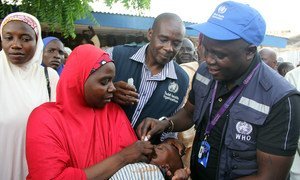 Un fonctionnaire de l'OMS vaccine un enfant contre le choléra au cours d'une campagne dans l'Etat de Borno, au nord-est du Nigeria.