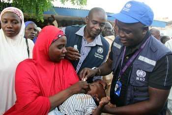 世界卫生组织一名工作人员正在为尼日利亚博尔诺州一名儿童注射疫苗。