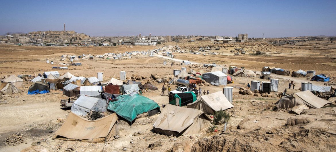 Un site de personnes déplacées dans le gouvernorat d'Amran, au Yémen. (archive) Photo : Giles Clarke pour OCHA