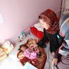 ميريتشل ميركادو ممثلة اليونيسف في اليمن تزور أطفالا مصابين بسوء التغذية في مستشفى بصنعاء.