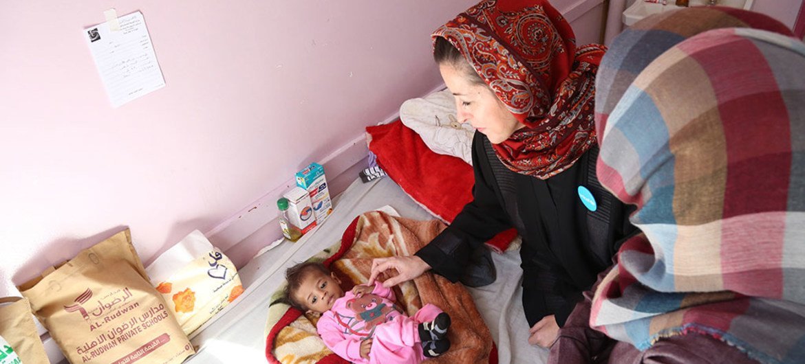 UNICEF representative in Yemen Meritxell Relaño checks on a boy suffering from malnutrition at Al-Sabeen Hospital, Sana’a, Yemen.