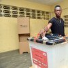 利比里亚一名选民正在为第二轮总统选举投票。
