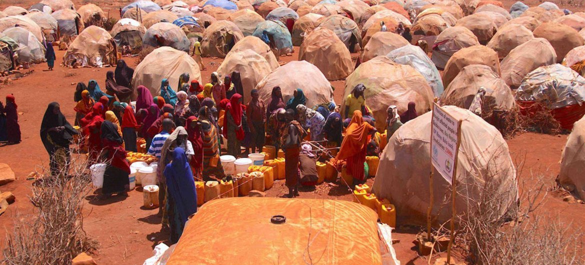 Baidoa, Somalie : des personnes déplacées dans le camp de Bulo Isak attendent de collecter de l'eau potable.