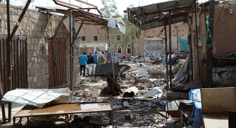 La ciudad de Sa'ada en Yemen ha sido muy golpeada por los bombardeos aéreos. En la imagen, un trabajador humanitario mira los restos de un mercado 