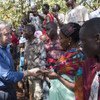 El Secretario General, Antonio Guterres, con personas desplazadas en el campamento "St. Pierre Claver" en Bangassou, en la República Centroafricana.