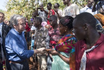 El Secretario General, Antonio Guterres, con personas desplazadas en el campamento "St. Pierre Claver" en Bangassou, en la República Centroafricana.