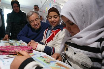 В уходящем году глава ООН побывал во многих "горячих точках". Он разговаривает  с детьми в лагере беженцев Заатари в Иордании.Фото ООН/Сахем Рабабах