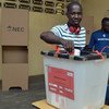 利比里亚选民在总统大选第二轮决胜选举中投票。图片提供：联合国利比里亚特派团/Shpend Berbatovci