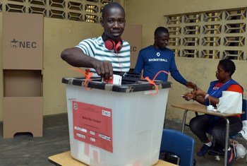Un votante emite su voto en la segunda vuelta de las elecciones presidenciales en Liberia.