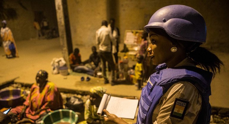 ضابط شرطة من بعثة الأمم المتحدة في مالي (مينوسما) في دورية في تمبكتو.