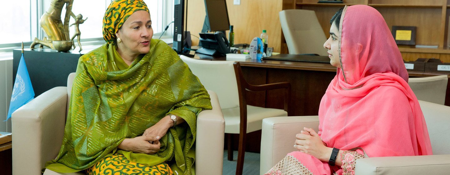 La vicesecretaria General de la ONU Amina Mohammed se encuentra con Malala Yousafzai. 