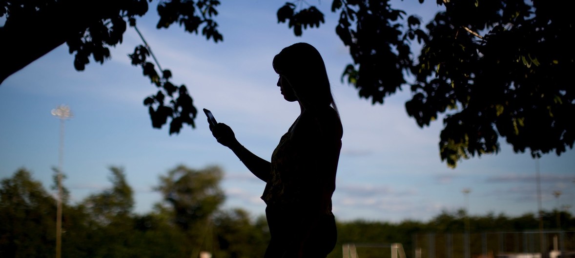 Una joven consulta su teléfono celular en Minas Gerais, Brasil. Las mujeres son mucho más vulnerables al ciberacoso que los hombres. 