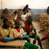 Un grupo de estudiantes aprende sobre nuevas tecnologías con la ayuda de tabletas donadas por UNICEF en una escuela de Camerún. En África, tres de cada cinco niños siguen desconectados del mundo digital