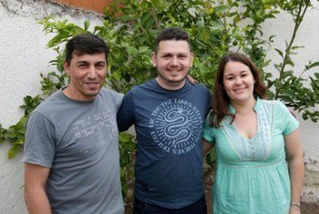 Tony Kassab, de Siria, junto con su tío Farhan Kassab y su tía Mariela Ullan en su hogar en Córdoba, Argentina. Tony vive con su familia desde diciembre de 2016. 