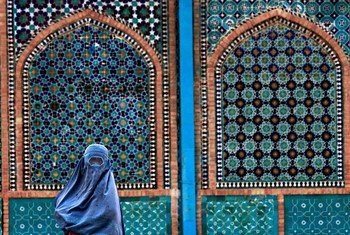 阿富汗马扎里沙里夫的古老清真寺。外墙上嵌满美丽的蓝色瓷砖。