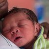 Девочка Вилиси Сири Совокала родилась в новогоднюю ночь на Фиджи. Фото ЮНИСЕФ/Чут