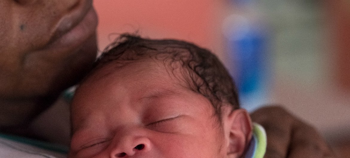 Cette petite fille, Vilisi Xiri Sovocala, est née le 1er janvier 2018 à Suva, dans les îles Fidji. Photo UNICEF/Chute