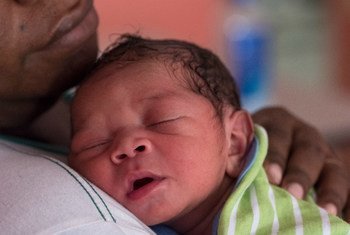 Cette petite fille, Vilisi Xiri Sovocala, est née le 1er janvier 2018 à Suva, dans les îles Fidji. Photo UNICEF/Chute