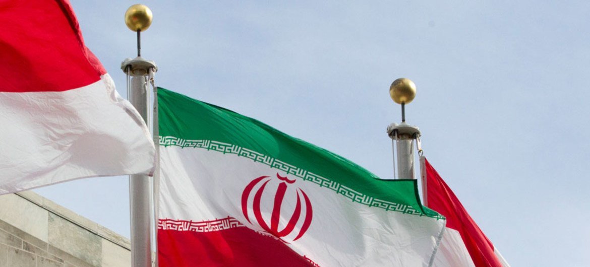 علم إيران أمام مقر الأمم المتحدة.