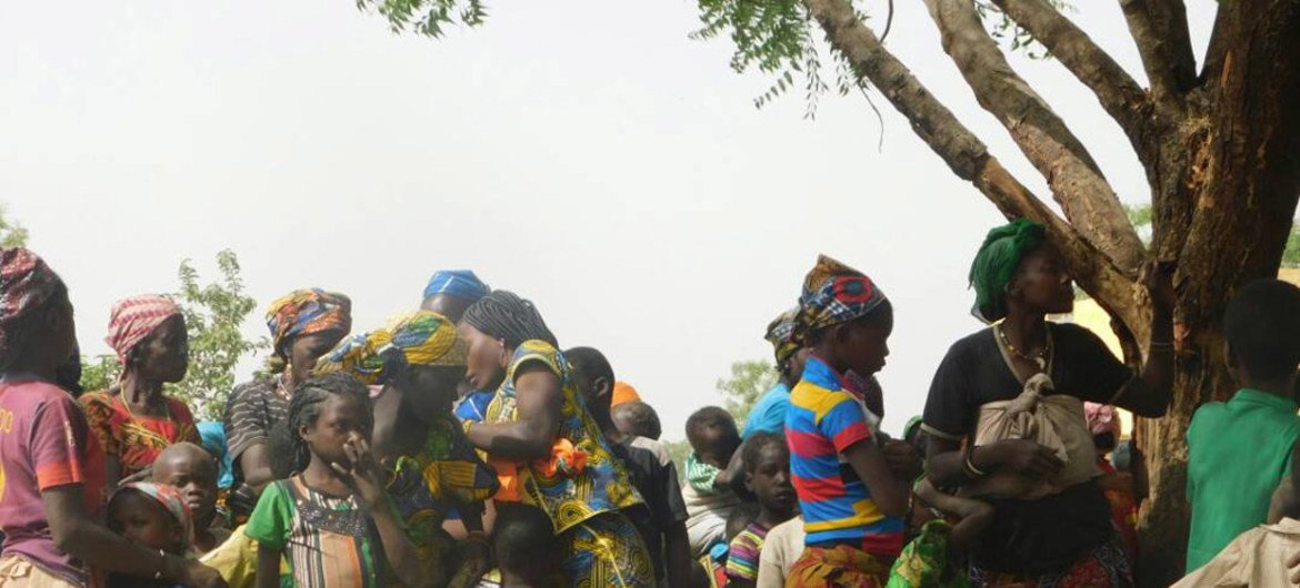 Des réfugiés, principalement des femmes et des enfants, ayant fui au Tchad des violences dans le nord-ouest de la République centrafricaine. Photo HCR/Ezzat Habib Chami