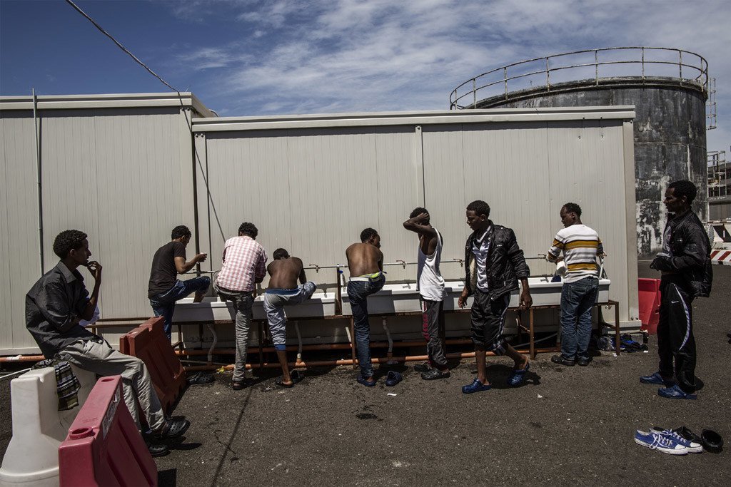 在意大利西西里一个接待中心的索马里和厄立特里亚难民。他们在从利比亚乘船前往欧洲途中被西班牙海岸警卫队救起。难民署图片/Fabio Bucciarelli