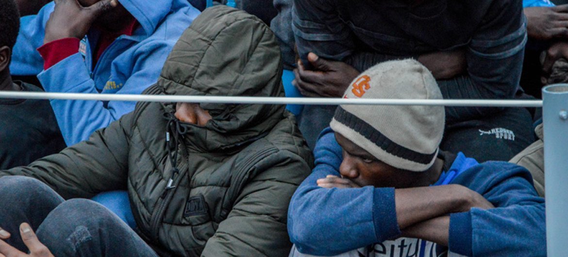 Спасенные мигранты на борту судна береговой охраны Ливии. 