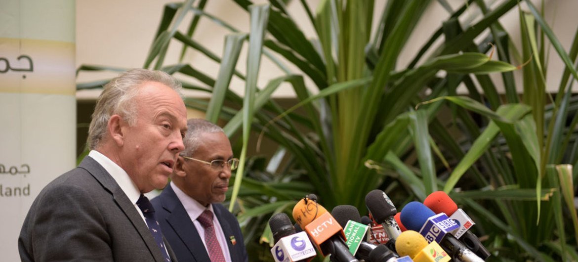 Michael Keating (left), UN Special Representative of the UN Secretary-General for Somalia, and Somaliland’s Minister of Foreign Affairs and International Cooperation, Dr. Saad Ali Shire, speak to reporters at a press conference in Hargeisa, Somaliland.