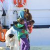 Une femme avec deux bébés débarque d'un bateau qui l'a secourue en Méditerranée entre la Libye et l'Italie (archives).